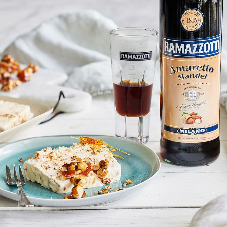 Dessert Semifreddo mit karamellisierten Haselnüssen und Ramazzotti Amaretto