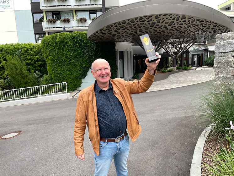 Bernhard Hahner holt den Deutschen Metallbaupreis für sein Hotel-Vordach im Baumform in Bad Bocklet