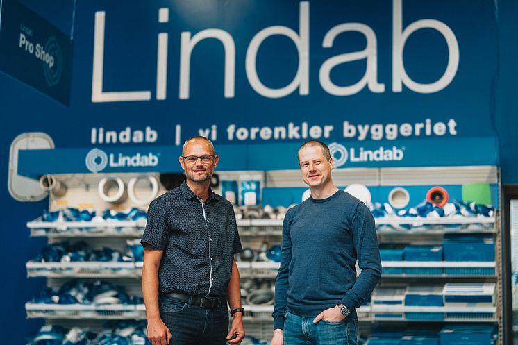 Johan Knudsen (tv) er udnævnt som ny lagerchef i Haderslev, mens Jesper Holmgaard (th) overtager som afdelingsleder hos Lindab i Viby.