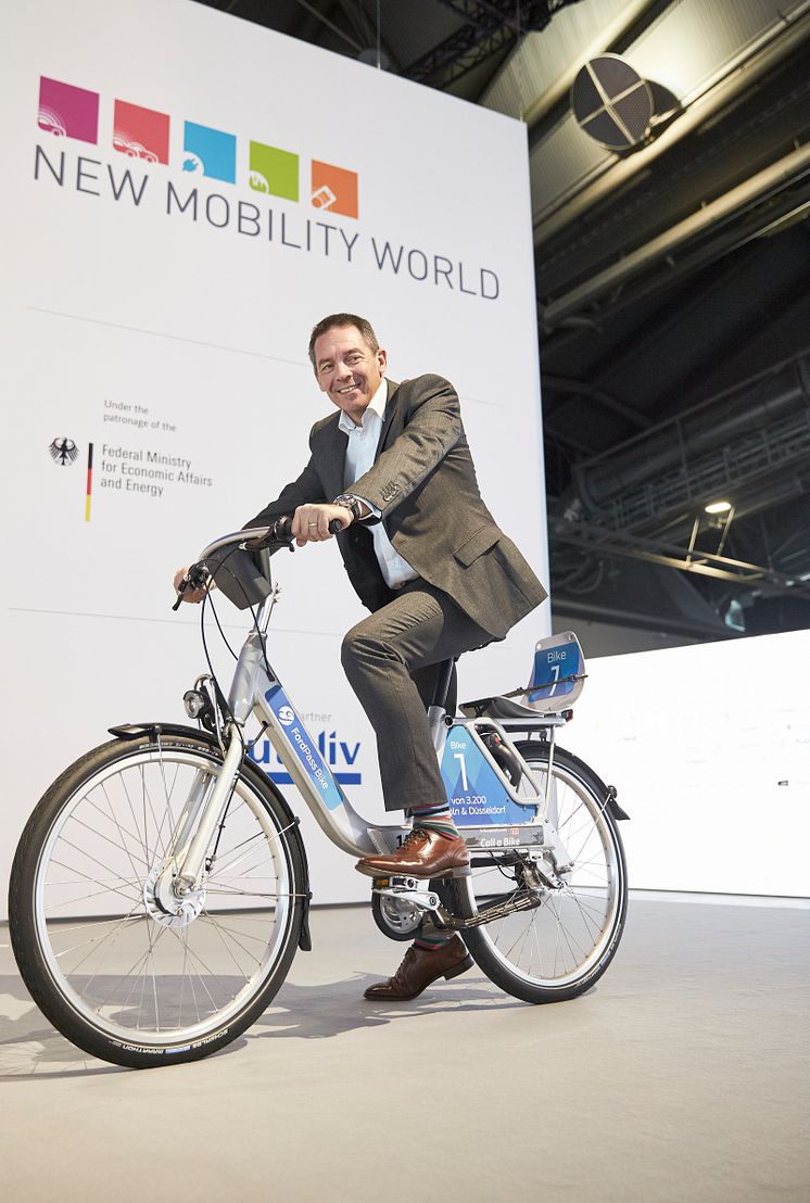 Steven Armstrong, chef för Ford i Europa, Mellanöstern och Afrika, på den nya FordPass-cykeln