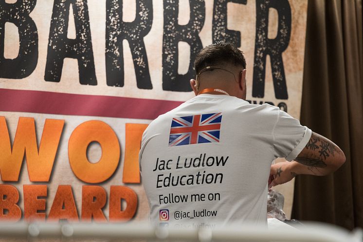 Jac Ludlow, barberare från Wales, är tydlig med sina sociala mediekanaler
