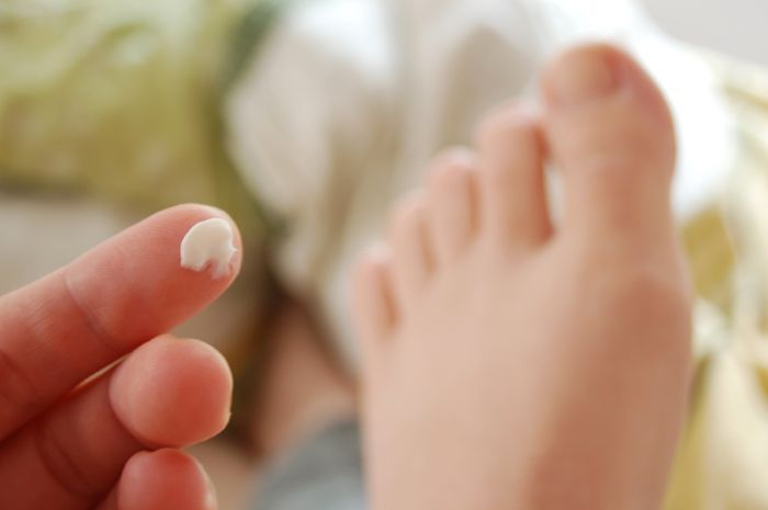 Ein Muss für Diabetiker: das tägliche Eincremen der Füße. Aber auch zwischen den Zehen?