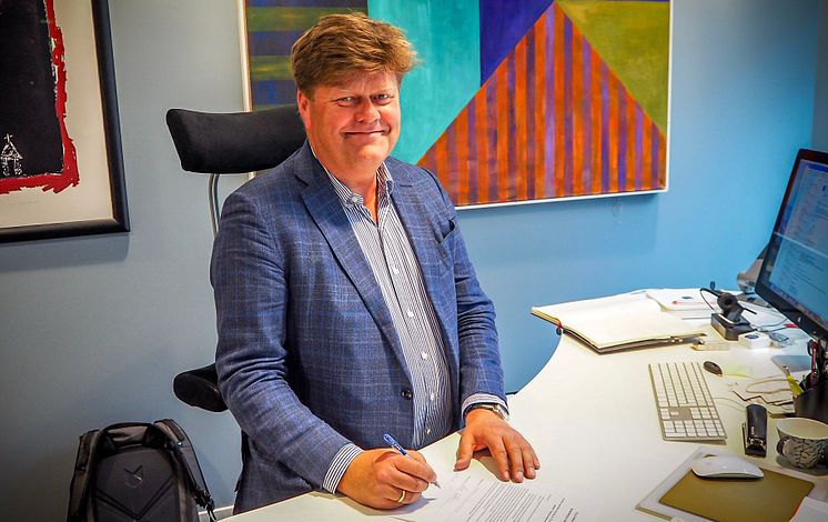 Morten Jakhelln signerer de 10 strakstiltakene i Eiendomssektorens veikart mot 2050.