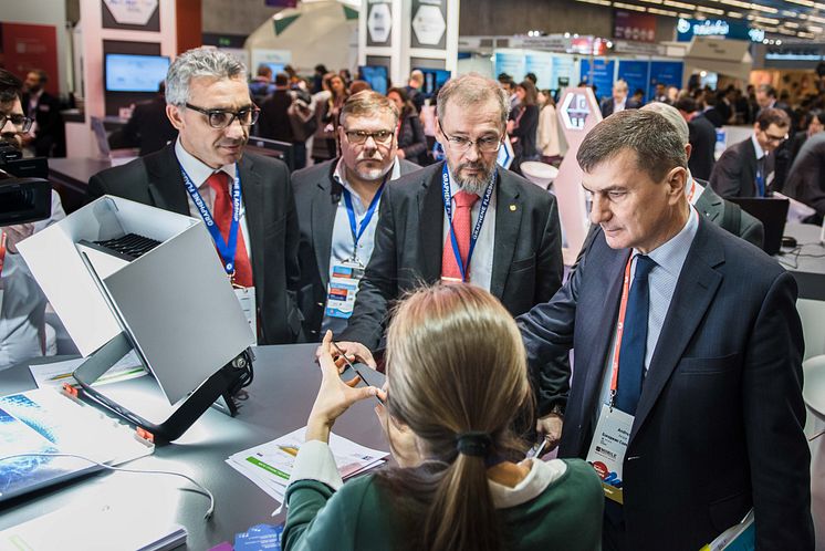 eu-commissioner-vp-andrus-ansip-looks-at-solar-cells-demo-from-iit_39617612095_o