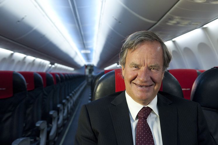 Norwegianin toimitusjohtaja Björn Kjos Boeing 737-800 -koneessa