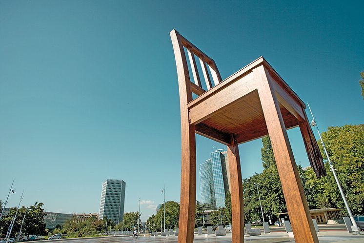 Broken Chair, Genf ©Schweiz Tourismus:Christof Schürpf