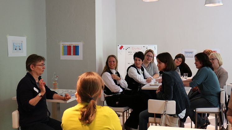 Beim FrauenZimmer-Kongress erleben Frauen der Dachdecker- und Zimmererbranche interessante Workshops, hochkarätige Referentinnen und ein abwechslungsreiches Rahmenprogramm.