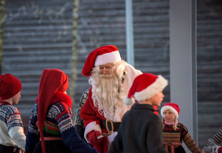 large-Santa kids performing at the christmas fair  Norsk Folkemuseum-CH  - VisitNorway.com (1).jpg