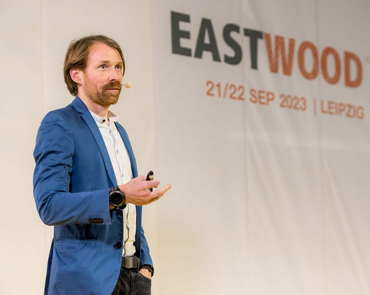 Den Veranstaltern war es wieder gelungen, hochkarätige Referenten der Holzbaubranche für die EASTWOOD zu gewinnen, hier Falk Berling-Hoffmann von Krontal Marx Partner aus Hannover.