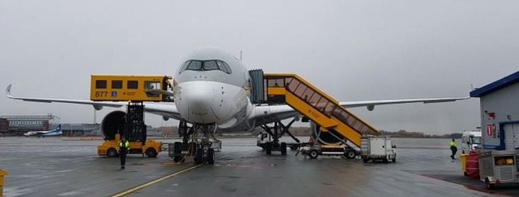 Highloader hjälper personer upp till flygplanet. Foto Swedavia.