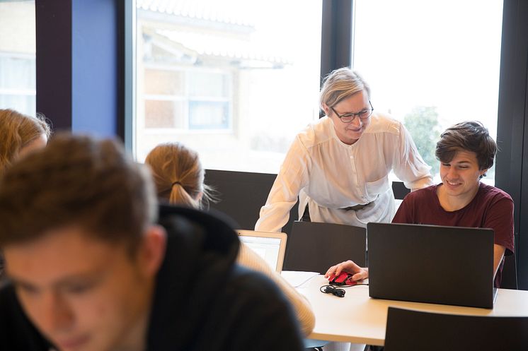 Nærvær og tid til den enkelte elev er vigtigt for rektor Anette Skovlykke Nielsen, og derfor tilbyder hun en personlig rundvisning til kommende elever. 