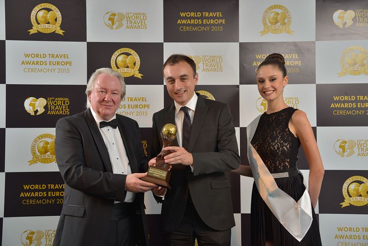 Norwegian's Communications Manager, Alfons Claver (in the middle), accepts the award 
