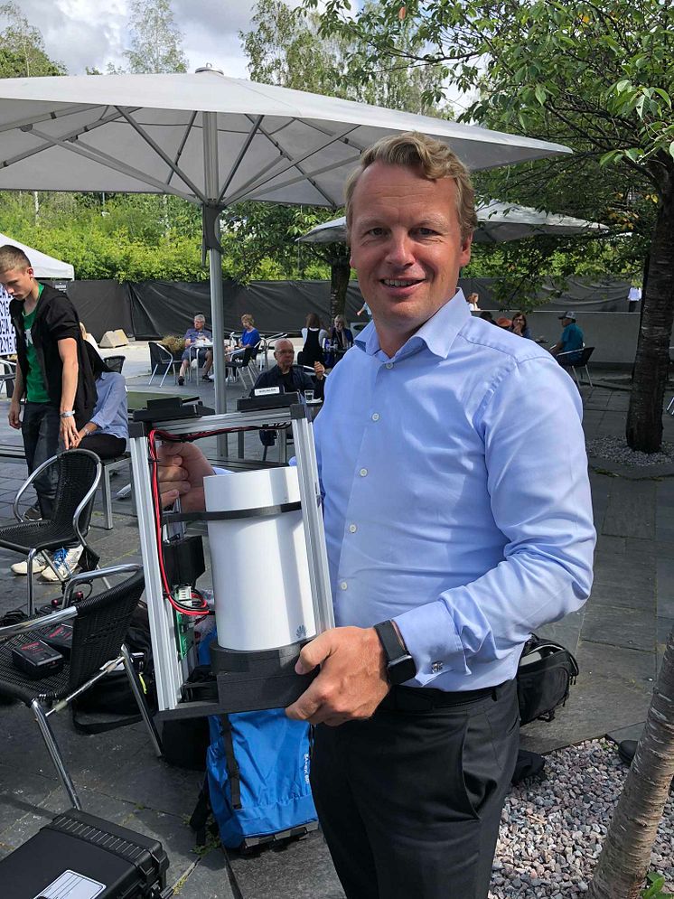 Jon Christian Hillestad, direktør for Telia Bedrift med 5G-modemet