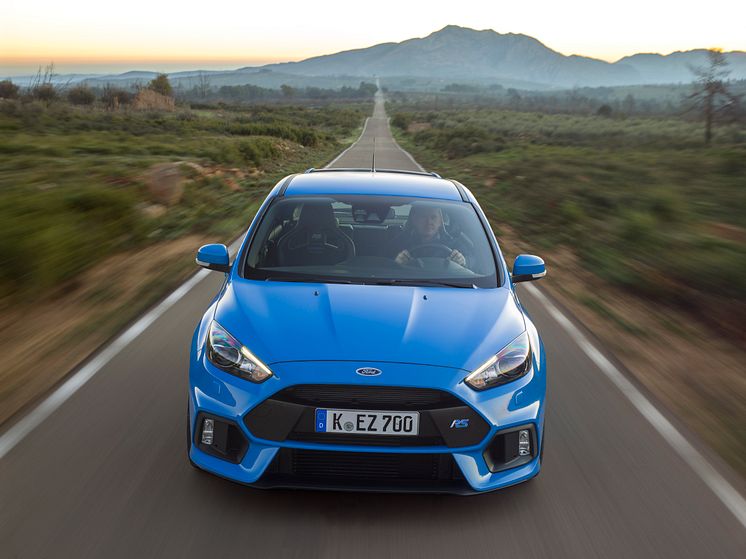 Ford akselerer produksjonen av sportsbiler for Europa når første Focus RS ruller av samlebåndet