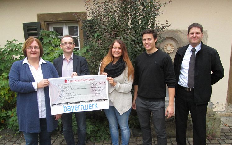 Bayernwerk-Auszubildende spenden Erlös aus 25-jährigen Jubiläum des Ausbildungszentrums Bayreuth an die Diakonie Neuendettelsau in Himmelkron.