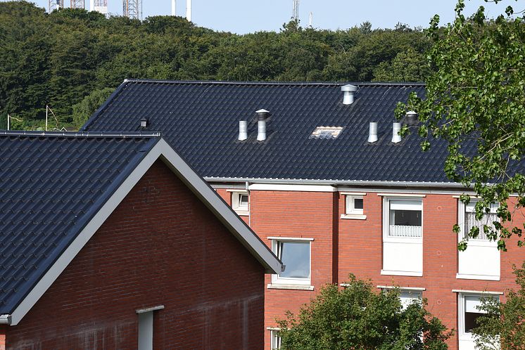 Spangsbjerg Parken i Esbjerg har fået 5.500 kvadratmeter nyt ståltag fra Lindab. Med mange gennemføringer til blandt andet ventilation var kravene til opmåling og produktion store. 
