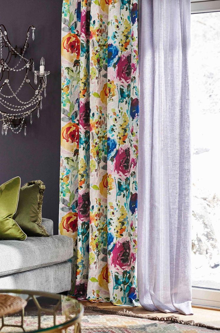 Lange gardiner med mønster og volanger for å gi det perfekte lys.