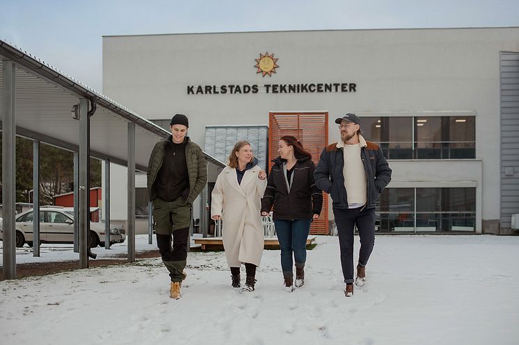 Studenter utanför Karlstads teknikcenter