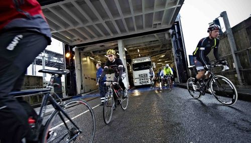 Velankomne i Rødby kørte rytterne fra færgen klar til anden etape mod København