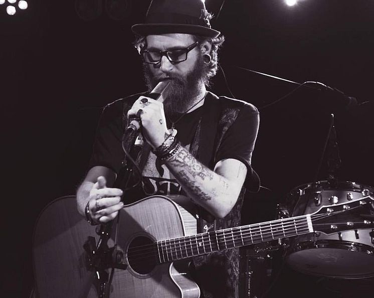 Singer/songwriter Mikael Llewyn Novac underhåller på Spånga Beard Party