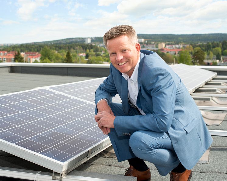 Runar Hansesætre, Country President i Schneider Electric i 2008-2015 på taket til det nye miljøbygget på Ryen i Oslo. I bakgrunnen ser vi solcellepanelene, som har en effekt på 15 kW.