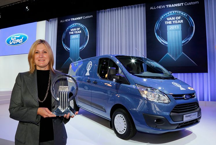 Barb Samardzich, Vicepresident produktutvikling Ford of Europe mottok æresprisen "Årets varebil i Europa i 2013"