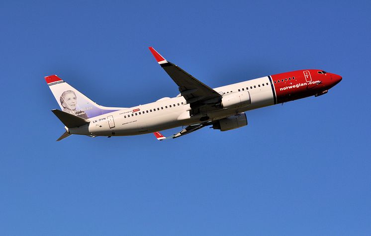 Boeing 737-800 Norwegian Fly mot blå bakgrunn