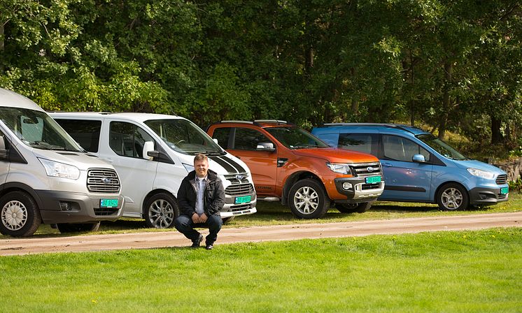 Salgssjef Johnny Løvli, salgssjef nyttekjøretøy Ford Motor Norge viser stolt frem deler av Ford Norge's nyttekjøretøysortiment