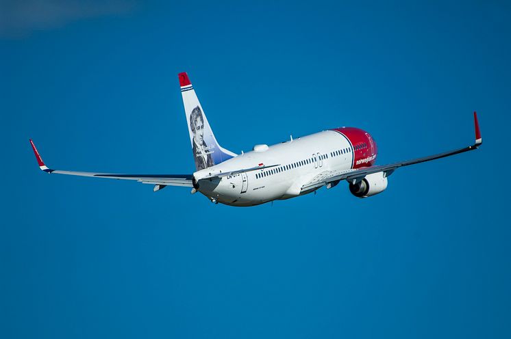 Norwegian's 737-800 Take-Off