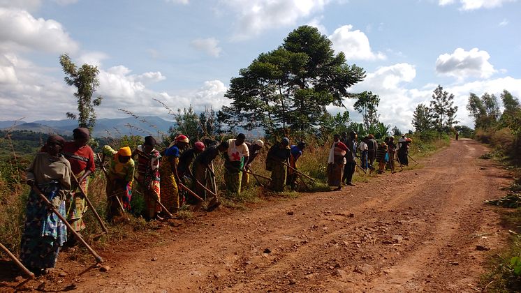 Volunteers working together in a rural area of Burundi in 2019 to clear the road. Photo by Bianca Fadel..jpg