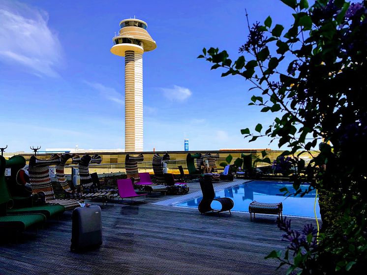 Stockholm Arlanda Airport. Trafikledartorn samt pool vid Clarion Hotel. Foto Hans Uhrus