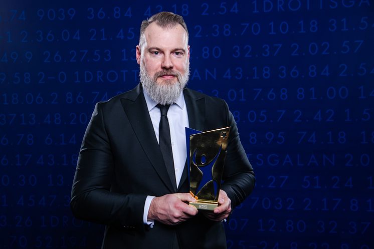 Förbundskapten Richard Grönborg poserar för porträtt med Elias Petterssons pris för Årets Nykomling