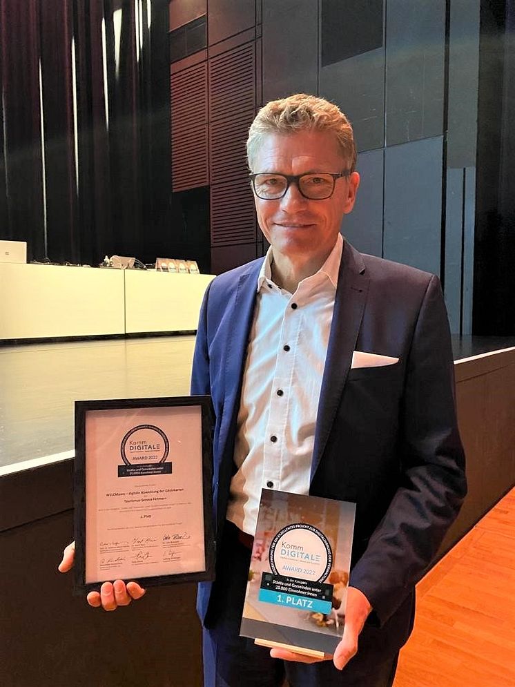 Oliver Behncke mit der Auszeichnung zum KommDIGITALE-Award
