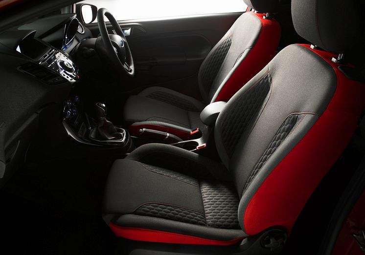 Ford Fiesta Red og Black Edition også med matcende interiør i rødt og svart.