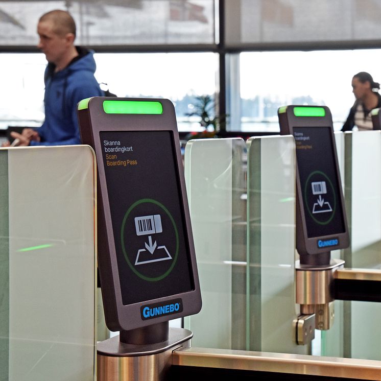 Automatiska inpasseringsgrindar vid säkerhetskontrollerna införs nu på Swedavias flygplatser. Foto Swedavia.