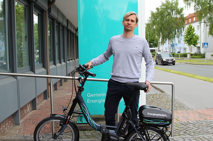 Freude beim TuS Henglarn: Guido Vogel mit dem gewonnenen Klapp E-Bike.