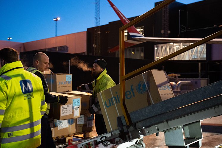 Norwegian och UNICEF lastar på nödhjälp