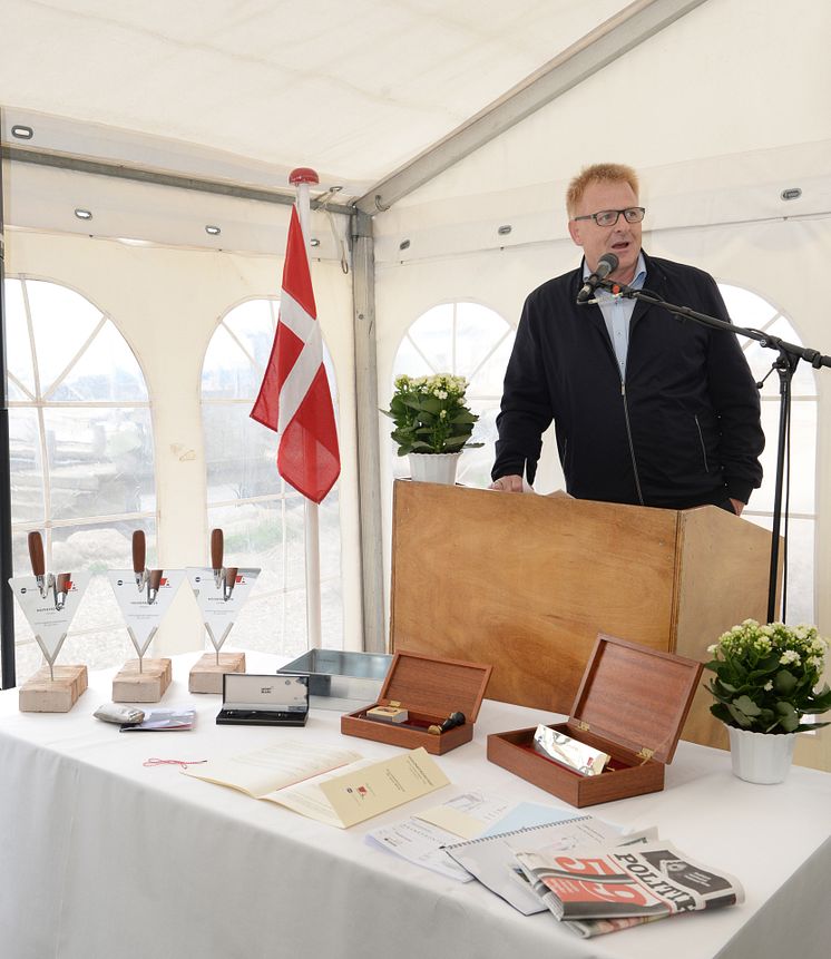 Borgmester Peter Sørensen holdt tale inden grunddokumentet blev muret ind 