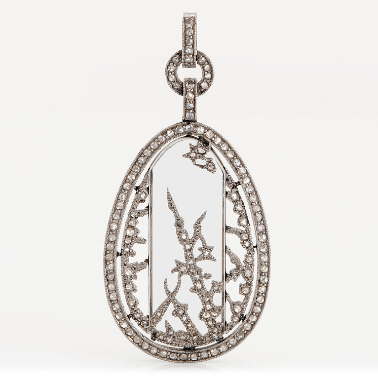 Fabergé hängsmycke platina, bergkristall och rosenslipade diamanter, design Alma Pihl. Utrop 350 000 - 400 000 SEK.