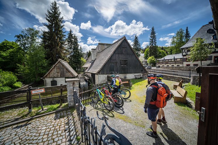 Radfahren und Welterbe entdecken, hier am historischen Hammerwerk "Frohnauer Hammer" in Annaberg-Buchholz