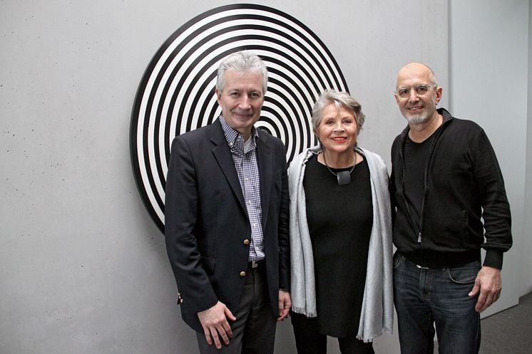 Geförderter Künstler Jürgen Paas übergibt „WONDERWHEEL“ an Kunstversicherer 