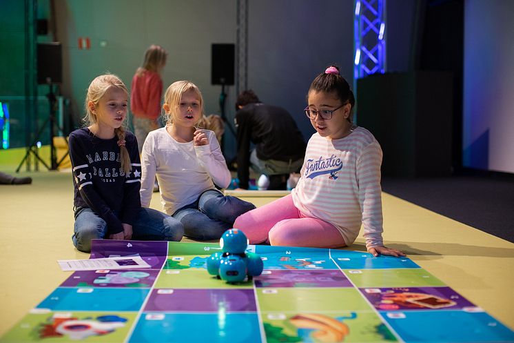 Skolbarn provar robotprogrammering på Tekniska museet