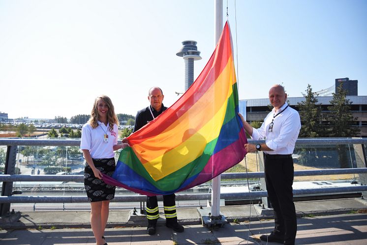 Prideflaggan hissades idag på Stockholm Arlanda Airport