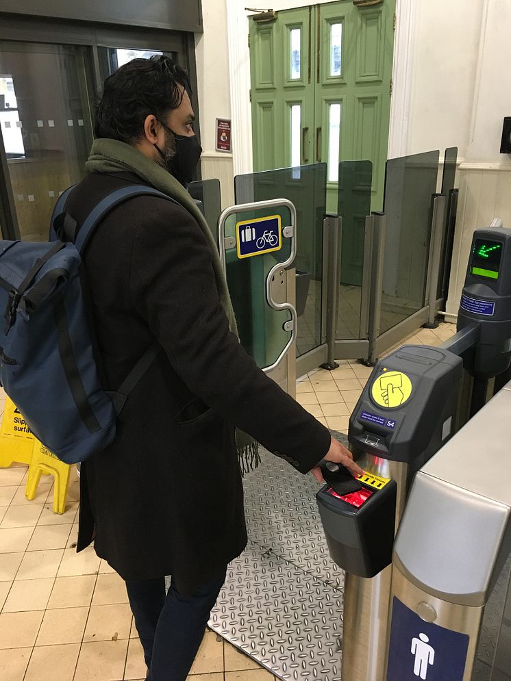 Opening the ticket gates with a barcode e-ticket