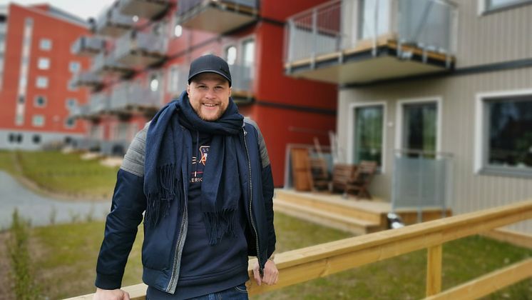Johan Stenis, kundansvarig säljare på BoKlok framför sitt nya hem i BoKlok Arboristen i Falun. 