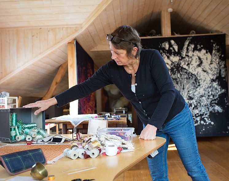 Kristin Lindberg i atelieret på Søndre Green.