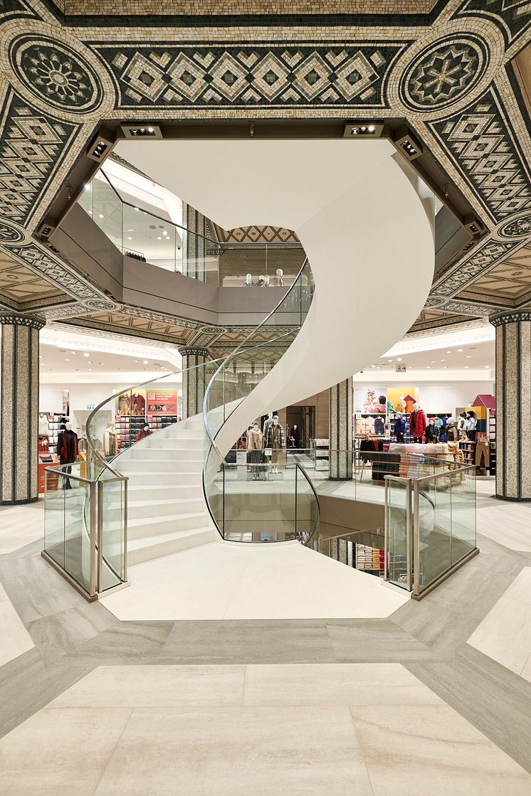 : Die freistehende Treppe steht in einem denkmalgeschützten Gebäude und führt die Besucher durch die Hamburger Filiale der Modekette Uniqlo