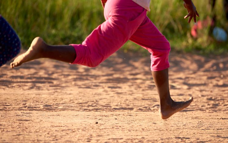 Barn i Zimbabwe tränar inför Jorden runt-loppet för en bättre värld