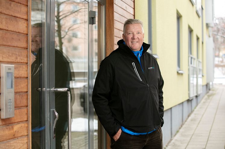 Mikael Källqvist i dörr.jpg