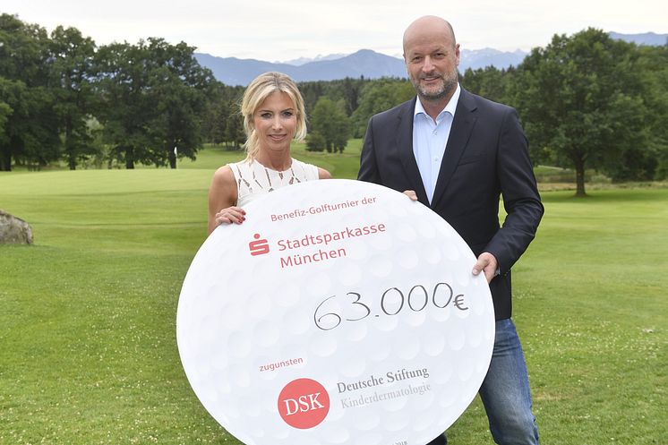Am Ende sogar 85.000 Euro für die Deutsche Stiftung Kinderdermatologie. Von links: Dr. Nicole Inselkammer, Ralf Fleischer.